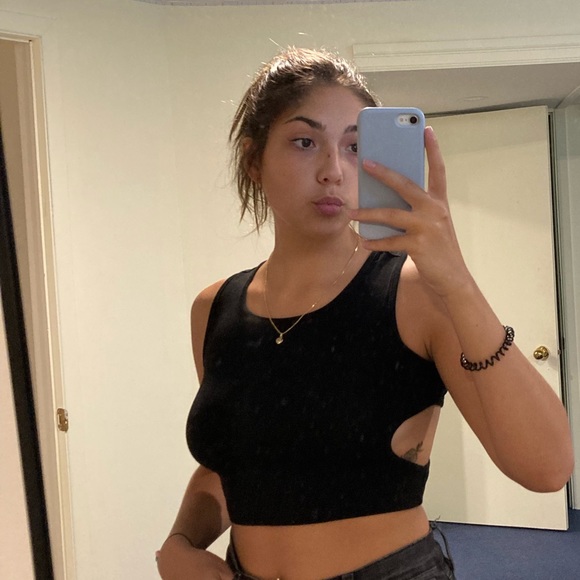 Cutout top - Picture 1 of 2